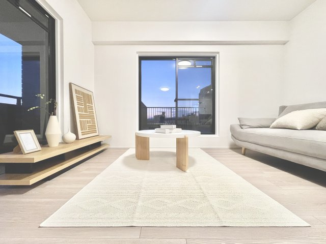 テーブルやソファーなどの家具もゆったりと配置可能！※設置されている家具の購入希望の際は、別途ご相談ください。