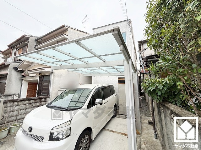 洗面室には床下収納があり、消耗品などもスッキリ片づけることができます。
