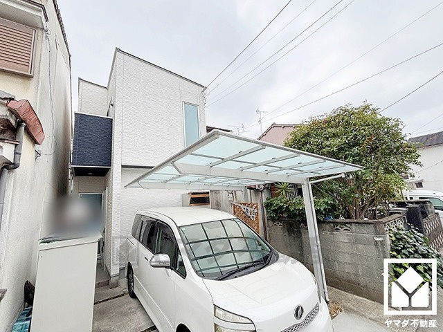 玄関が横向きのため道路から家の中が見えにくく、高いプライバシー性を確保できます。お子様の飛び出し防止にも効果的です。