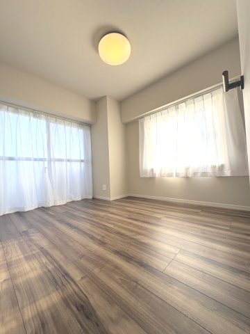 洋室約5.6帖　・南西角部屋