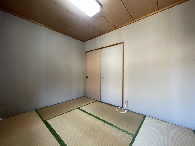 2階の和室は、落ち着いた雰囲気の癒し空間。障子や畳が織りなす和の趣が心を和ませてくれます。押入れ収納付きで、季節の布団や小物もすっきり片付きます。客間や書斎、お昼寝スペースにもぴったりです。