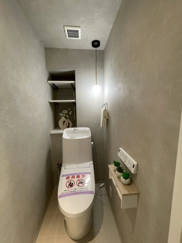 温水洗浄便座付き。※設置されている家具・小物・照明はディスプレイ用です。