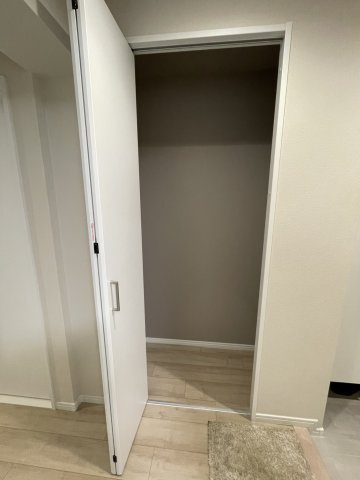廊下にも収納があって便利です。