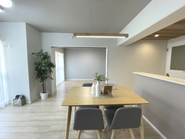 リビングは隣の洋室を開ければより開放的な空間に。※設置されている家具・小物・照明はディスプレイ用です。