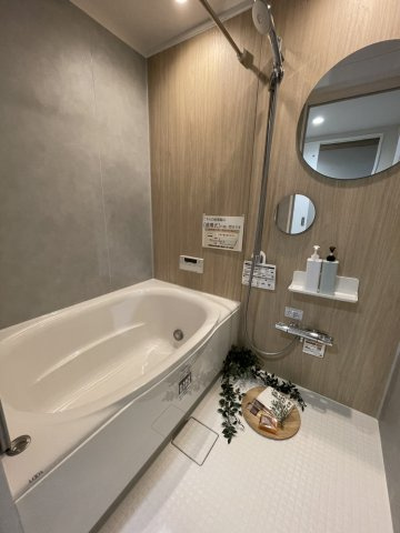 ユニットバスも新調で気持ちよくお使いいただけます。浴室乾燥機付き。※設置されている家具・小物・照明はディスプレイ用です。