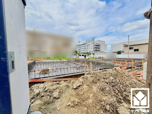 ブランコやすべり台、見通しが良くお子様を見守りやすい広場を備えた「高田市住子ども広場」まで徒歩1分（約66m）で、子育て世帯の方にもお勧めです。天気の良い日や隙間時間にも気軽に利用できる距離感です。
