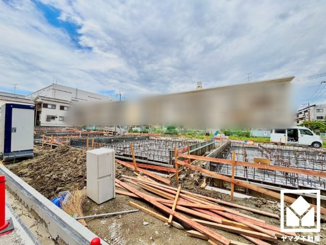 キッチン横には家事コーナーが設置されており、洗面所へも直接出入り可能な回遊型の間取り設計。家事動線がスムーズで効率的に動けるので、毎日の負担が軽減されます。