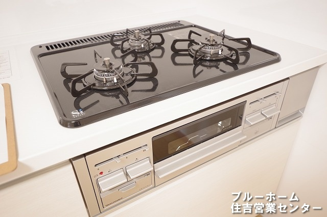 お料理が楽しくなる3口コンロ・グリル付き！