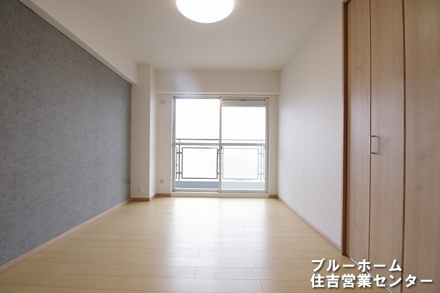 約6帖の洋室です！お部屋には収納や南向きのバルコニーに面する窓があります！
