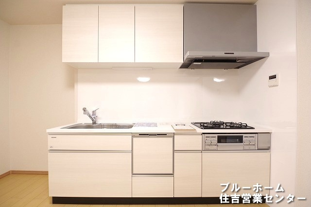 3口コンロ・食洗機等、設備充実のシステムキッチンです！