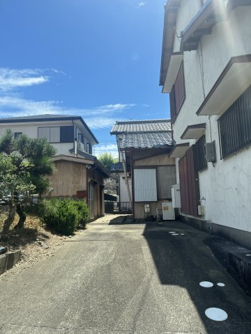 奥に見える平屋建物の敷地も含まれます