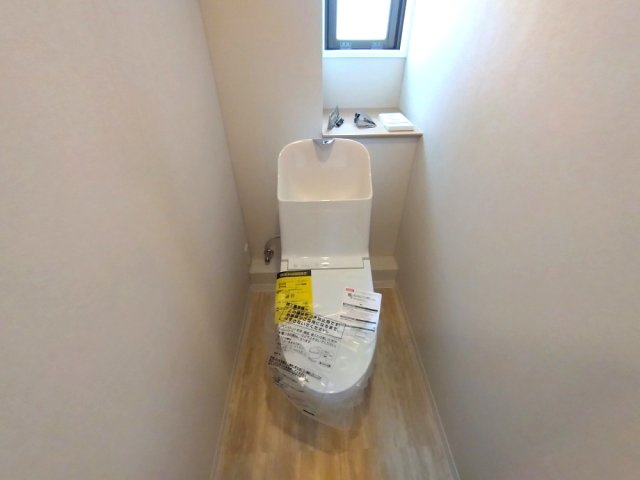 トイレも新品で清潔感があります！※インテリア家具はディスプレイ用になります。