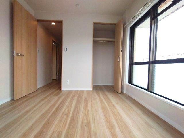 コンパクトなお部屋ですが窓や収納があるので快適に過ごせます。