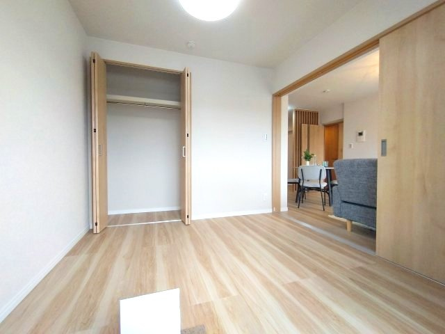 リビングから目の届く洋室はお子様の遊び場としても使えます！※家具・小物はディスプレイ用になります。