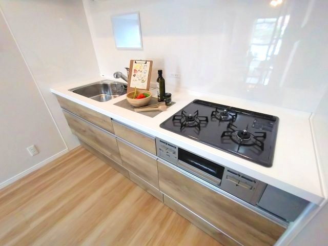 1人でも複数人でも作業しやすくお料理が楽しめます。※家具・小物はディスプレイ用になります。