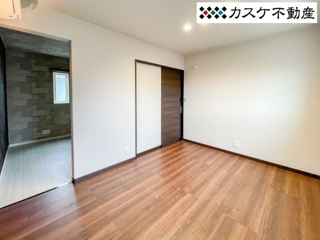 南からの光が心地よく届く居室は、自分たちだけの特別な隠れ家に。大型のベッドを配置しても余裕のある設計で、デスクを置いて趣味の時間を楽しむことも。　