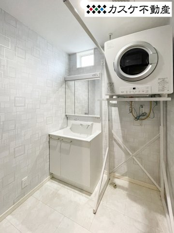 ガス衣類乾燥機「乾太くん」を設置済で、洗濯物が驚くほど短時間でふわふわに。雨の日や梅雨時期のストレスから解放され、家事効率が劇的にアップ。隣接する洗面台も広く、朝の身支度が重なってもスムーズ。　