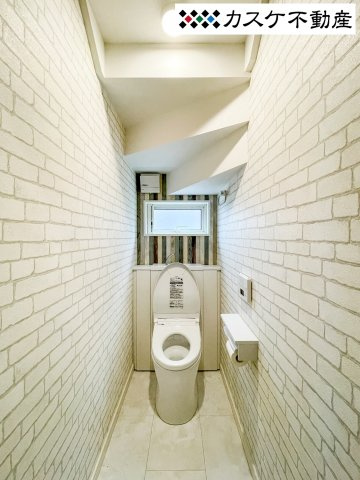 築1年だからこそ実現できる、最新の節水型トイレを導入。白を基調とした内装は明るく開放的で、ゲストも心地よく使える空間。窓からの採光と換気も確保されており、いつでも爽やかな空気が流れるのが嬉しい。　