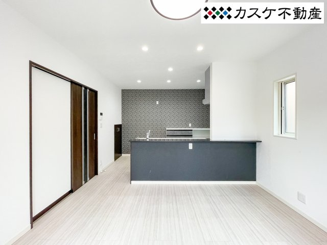 南向きの大きな窓から自然光がたっぷりと差し込む、約12帖の明るいLDK。隣の庭へと視線が抜けるため、数字以上の開放感を感じる。家族が集まり、思い思いの時間を過ごしながらも繋がれる、住まいの中心。　