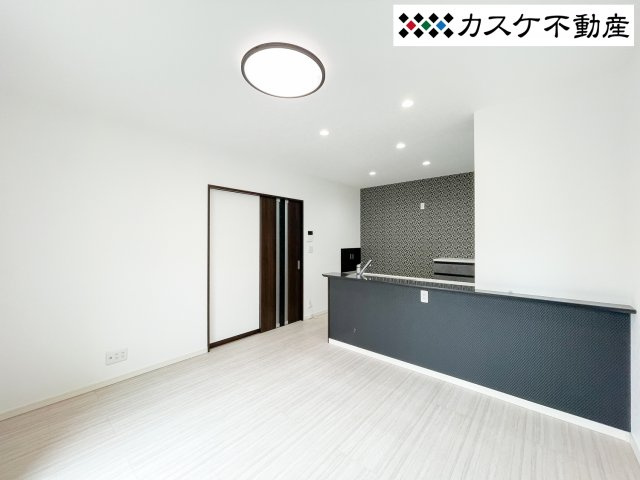 エアコン設置済で、引っ越し当日から快適な温度で過ごせるリビング。全居室フローリングでお掃除ロボットもスイスイ動き、常に綺麗な状態をキープ。ナチュラルな色調の内装は、どんな家具とも相性良く馴染む。　