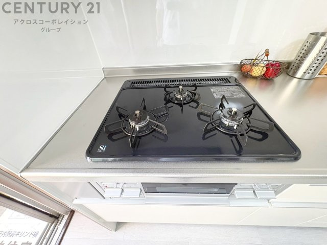 多数の調理器具を同時に使用でき、料理の効率化が可能。省エネで節約になり、様々な料理スタイルに適応できます。また、火力調整が独立しており、手入れや掃除もしやすく、今よりもっとお料理が楽しくなるかも。