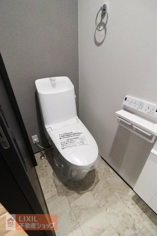 【トイレ】現地完成写真。温水洗浄暖房便座付き。