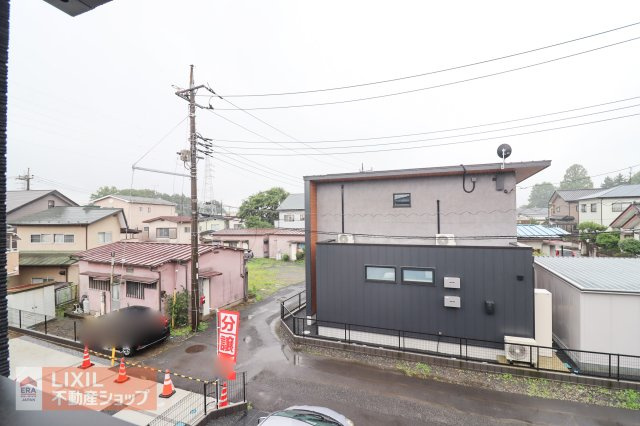 【建物からの眺望】現地完成写真。バルコニーからの景色。十分な間隔が確保されております。