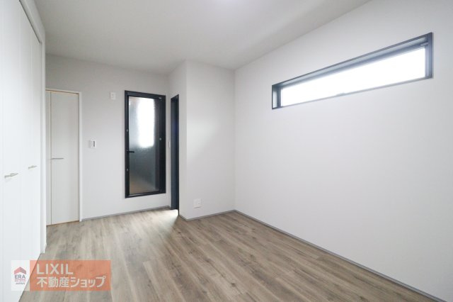 【寝室】現地完成写真。明るい採光の入る主寝室です。