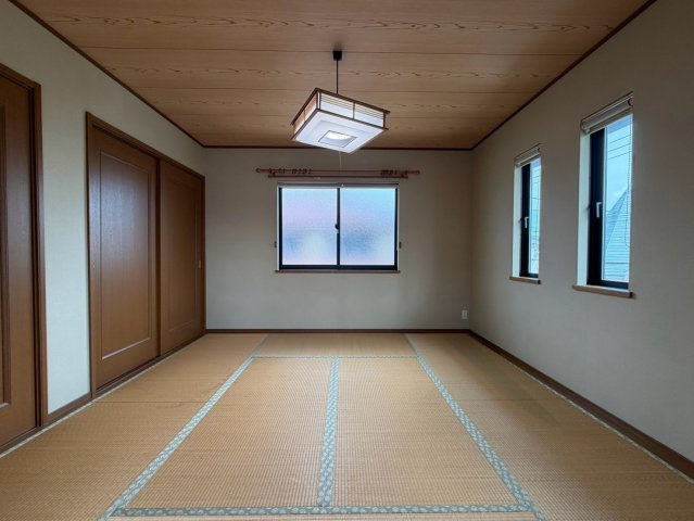 陽当たりや通風が心地よい和室♪南に面した洋室は陽光ふりそそぐ明るい室内、2面採光で明るい印象の空間で開放感があります。