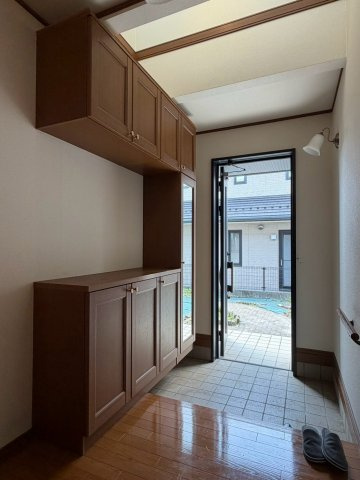 ご家族揃ってのお出かけや、荷物が多い日の帰宅時もスムーズな、ゆとりある広々とした玄関スペースです。