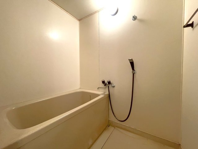 一日の疲れをゆっくり癒やせる浴室です。浴槽と洗い場が分かれた使いやすいレイアウトで、シャワー設備も備えています。洗面・脱衣室から直接出入りできるため、入浴前後の動線もスムーズ。シンプルな内装。