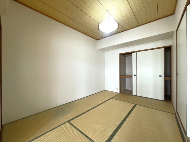 LDKに隣接した6帖の和室です。落ち着きのある畳敷きの空間で、リビングの延長としてはもちろん、来客用の客間やお子様の遊び場、寝室などライフスタイルに合わせて幅広く活用できます。収納も備えております。