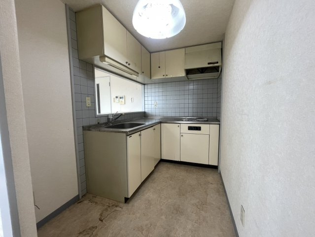 作業スペースをしっかり確保したL字型キッチン。シンクと加熱機器が効率よく配置されており、調理中の移動距離を抑えやすいのが特徴。リビング・ダイニング側にはカウンターが設けられております。