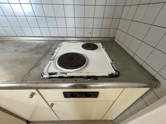2つの加熱スペースを使い分けることで、汁物を作りながら別のお料理を進めるなど、複数の調理を同時に行いやすい設備。シンクからコンロまでの調理スペースも確保されており、毎日の料理をスムーズに進められます。