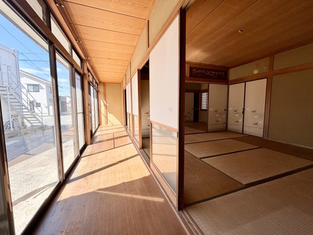 大きな窓からたっぷりと自然光が差し込む明るい縁側スペース。和室とつながる開放的な空間で、日向ぼっこをしたり、くつろぎのスペースとしても活用できます。昔ながらの住まいの良さを感じられるスペースです。