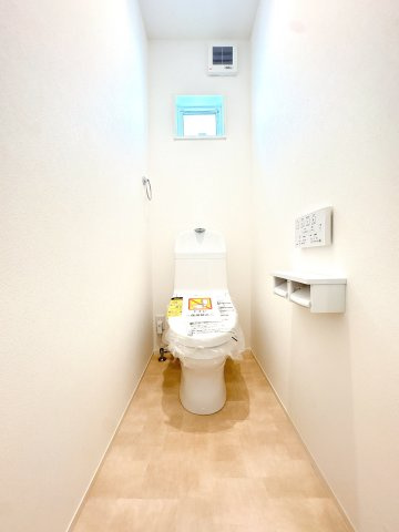 2階の温水洗浄機能付きのトイレになります♪