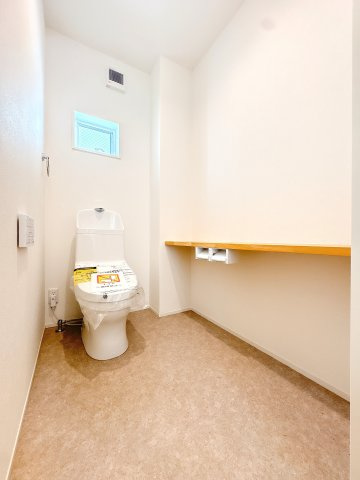 1Fの温水洗浄機能付きのトイレになります♪