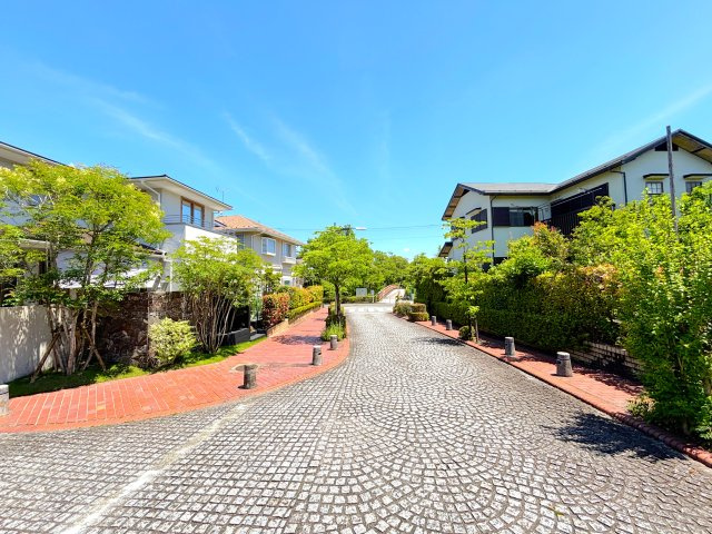 分譲地内は整備された道路があり、緑が映える閑静で穏やかな分譲地です♪