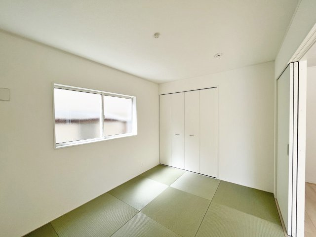 和室5帖。ちょっとした作業にも、客間としても、ご家族で利用できる便利なお部屋です（施工例）