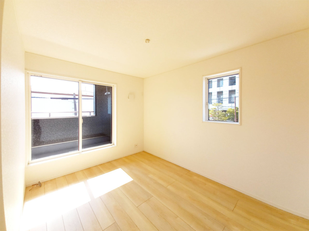 寝室。バルコニーに面した明るいお部屋です。（施工例）