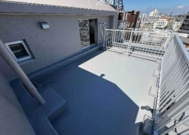 外の空気を感じながらリラックスできる広々ルーフバルコニー。