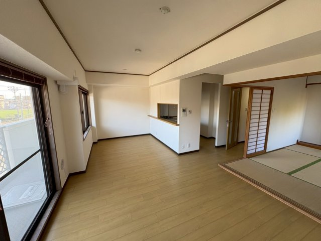 LDKはゆとりのある広さです。窓から自然光が入り、明るく開放感のある空間です。和室とも隣接しており、引き戸を開ければ一体利用も可能です。家族構成や生活スタイルに合わせて柔軟に使える住空間です。