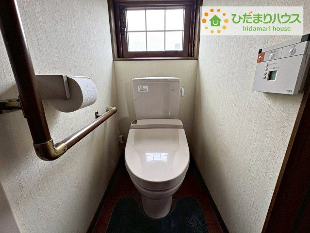 手すり付きのトイレで安心して立ち座りができますね♪