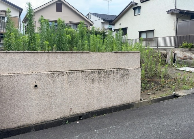 土地の面積＝住宅面積ではありません。建ぺい率の問題などで、土地のある場所によって住宅を建てられる面積は限られています。高さもしかり、「土地」という言葉の中には、建築条件も含まれると考えておきましょう。