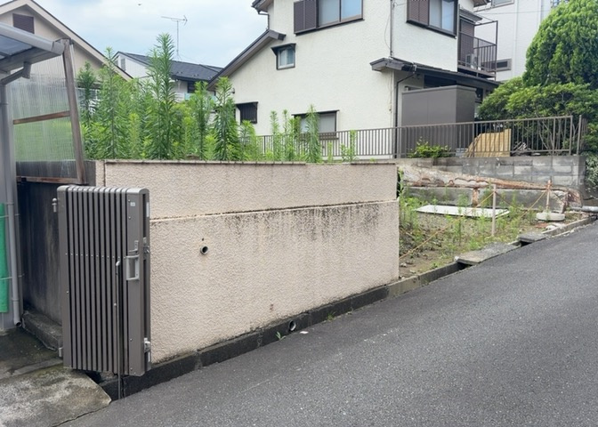 家を建てる場合、方位は要チェックです。現実的に日当たりのよい家ならばリビングは南側、建築基準法でも北側に当たる家への配慮は求められています。土地を見学に行く際は、方位磁針を持って行くようにしましょう。