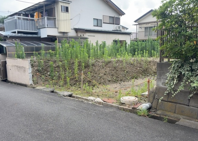現地に行くなら、物件の周囲の地形がどうなっているかを見ることも大切です。周辺より低くなっている土地では、大雨などで水が集まりやすいため、地盤が弱くなっているということも考えられるため、注意が必要です。