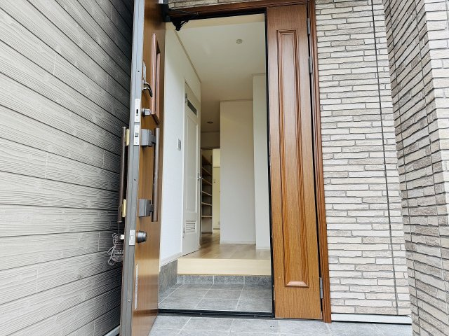 ～玄関は安心のWロックキーを採用～