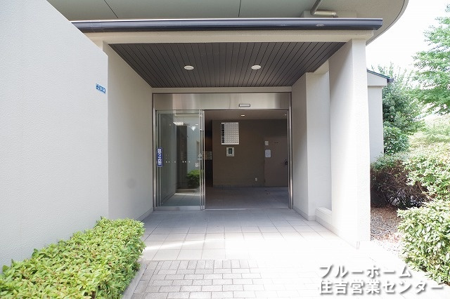 重厚感のあるエントランスです！