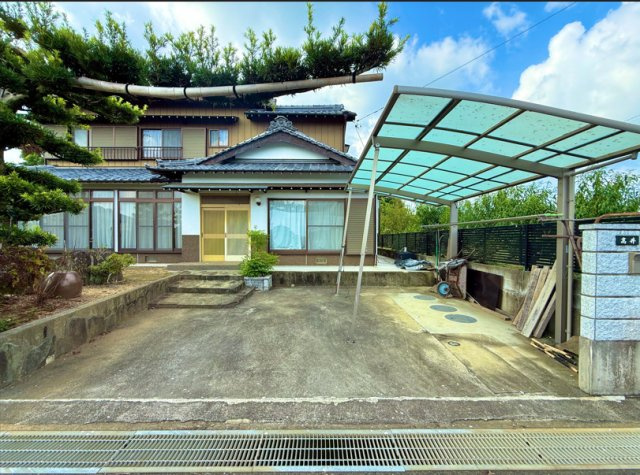 カーポート付き。2台駐車可能♪