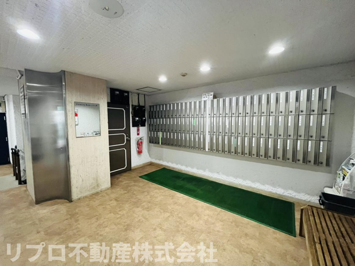 1階エントランス内に郵便ポストがあります